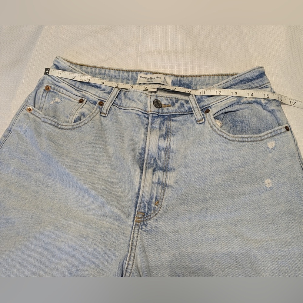 Abercrombie & Fitch The Mom High Rise Curve Love Light Wash Distressed 10R - Picture 4 of 7